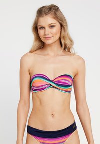 Kleurrijke strapless bikinitop met gedraaide ontwerp en horizontale strepen in tinten paars, oranje en turquoise. Onderkant in marineblauw.