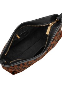 Bolso de ante con estampado de leopardo, ribete de cuero negro y cierre con cremallera. El interior cuenta con un forro negro suave y un pequeño bolsillo con cremallera.