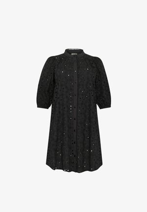 Črna obleka s kratkimi napihnjenimi rokavi, gumbi spredaj in vezenimi cvetličnimi izrezi. Gladka tekstura s strukturiranim dizajnom do kolen.