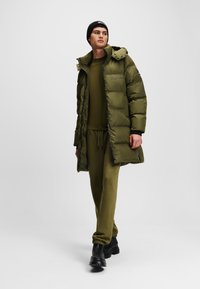 Karl Lagerfeld Jeans HOODED LONGLINE PUFFER COAT - Zimski plašč - ivy green