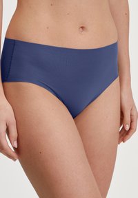 Perizoma bikini senza cuciture di colore blu navy realizzato in un tessuto morbido ed elastico. Design semplice, vita media, senza cuciture o motivi visibili.