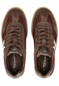 Zapatillas de ante marrón con paneles de pana burdeos, cordones marrones y suelas de goma crema. Presenta un logo y un forro interior texturizado.