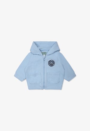 Veste à capuche zippée pour enfants de couleur bleu clair, avec deux poches avant et un logo de tigre brodé sur la poitrine gauche. Tissu en coton doux.