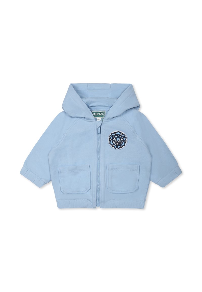 Veste à capuche zippée pour enfants de couleur bleu clair, avec deux poches avant et un logo de tigre brodé sur la poitrine gauche. Tissu en coton doux.