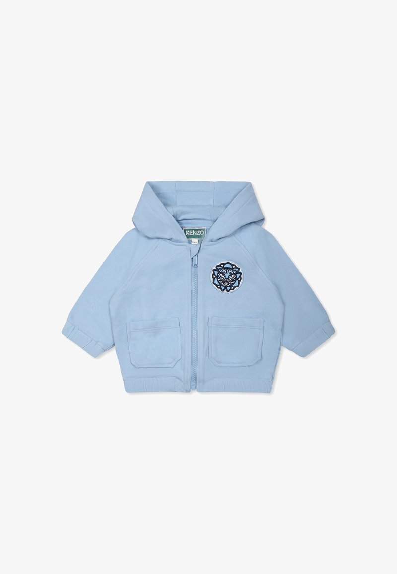 Veste à capuche zippée pour enfants de couleur bleu clair, avec deux poches avant et un logo de tigre brodé sur la poitrine gauche. Tissu en coton doux.