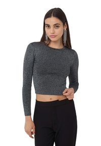 Czarny i srebrny prążkowany crop top z długimi rękawami i okrągłym dekoltem, zestawiony z czarnymi spodniami o wysokim stanie.