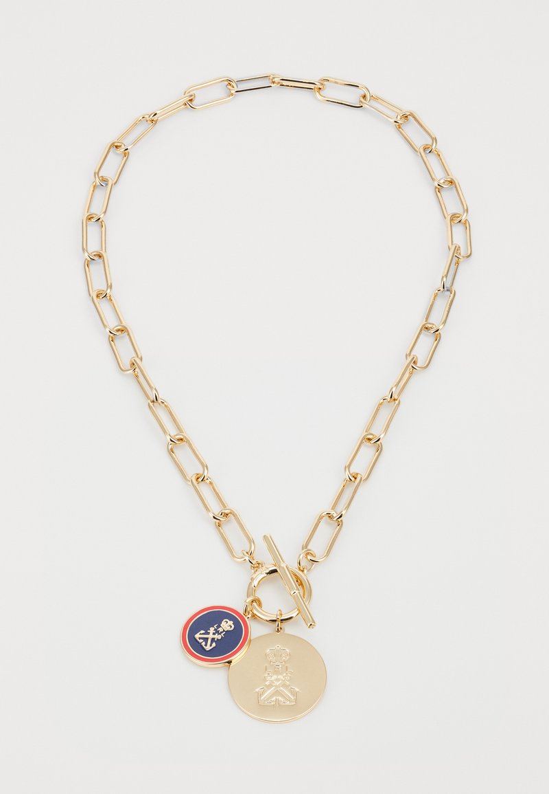 Zlatý řetízek s prodlouženými články, se zapínáním na otočný háček a dvěma přívěsky - kulatou zlatou mincí a modro-červeným emblémem.