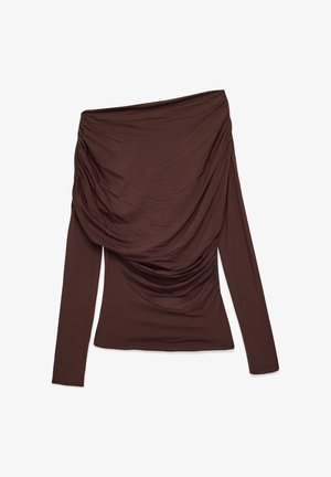 Pruun pikkade varrukatega pluus, millel on ühelt poolt rippuv kangas, sile tekstuur ja keha lähedane siluett. Lihtne disain, ilma mustriteta või aktsentideta.