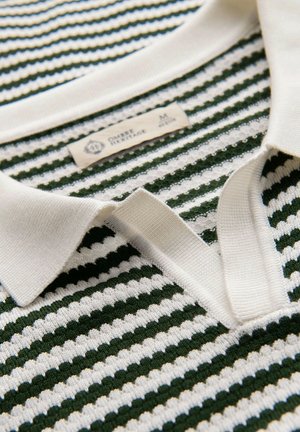 Koszulka polo w zielono-białe paski, z białym kołnierzykiem i teksturowanym materiałem. Metka widoczna przy dekolcie.