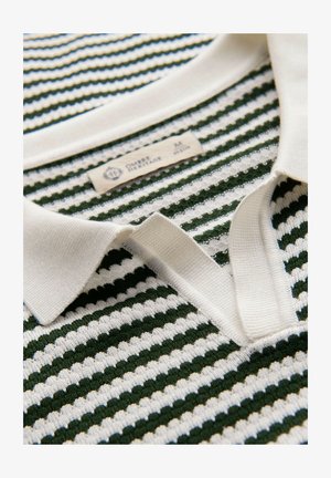 Koszulka polo w zielono-białe paski, z białym kołnierzykiem i teksturowanym materiałem. Metka widoczna przy dekolcie.
