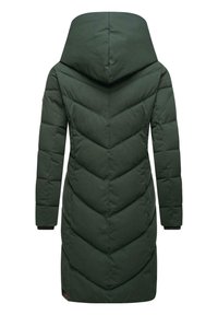 Donkergroene gewatteerde jas met een chevron-quiltpatroon, capuchon en geribbelde manchetten. Glad textuur met een ritssluiting en zijzakken.