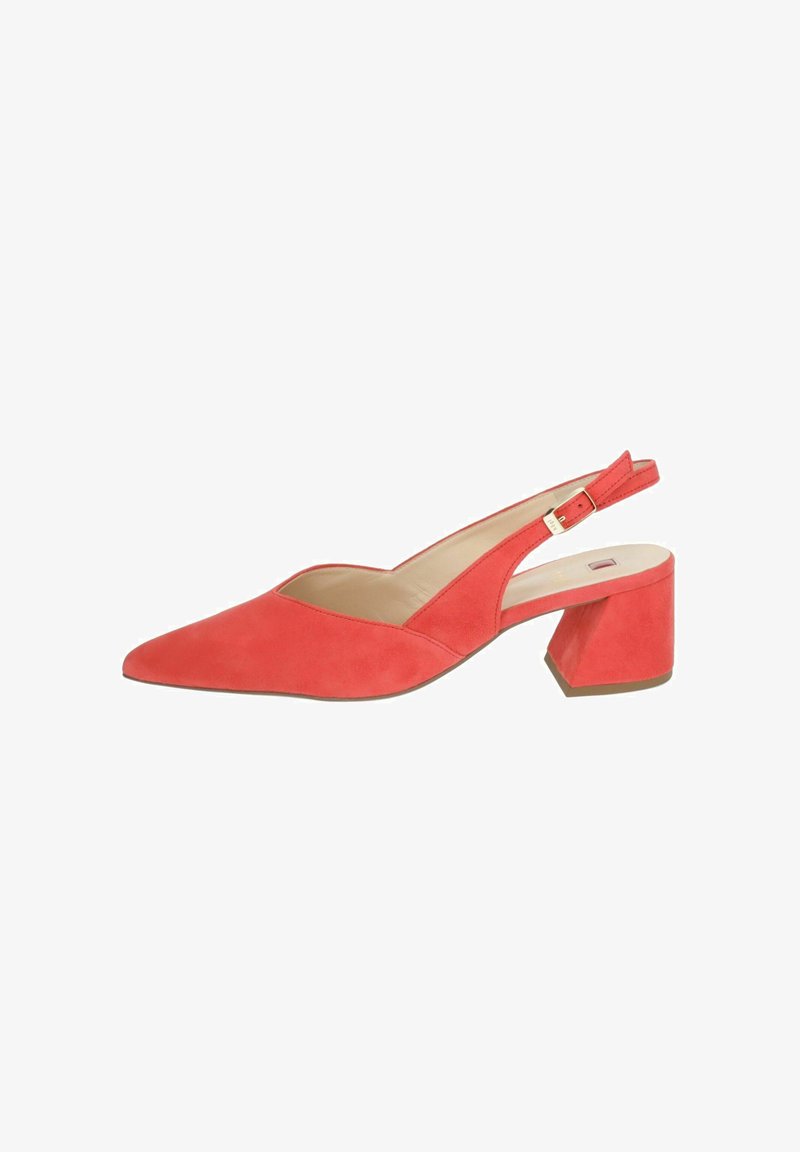 Zapato slingback de ante rojo con punta afilada, tacón bajo y correa ajustable. Presenta una textura suave y un diseño minimalista.