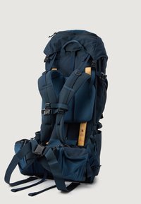 Σακίδιο πεζοπορίας ναυτικού μπλε χρώματος με μαξιλαράκια στους ιμάντες, ξύλινο σκελετό, πολλούς χώρους αποθήκευσης και ρυθμιζόμενους γαντζοκόφτες για ευκολία και άνεση.