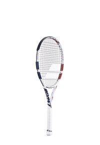 Witte tennisracket met een ovale kop, zwarte grip en rode en blauwe accenten. Beschikt over een snaarpatroon en branding op het frame.