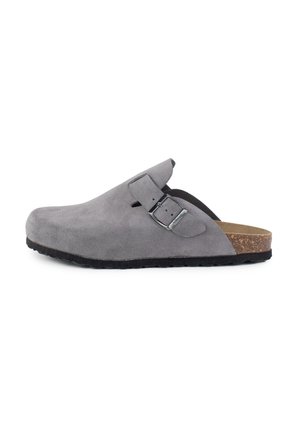 Sabots en daim gris avec une semelle en liège, dotés d'une bride à boucle sur le côté et d'une semelle en caoutchouc noir texturé. Design ouvert à l'arrière pour un enfilage facile.