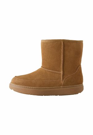 Bruna mocka ankelstövlar med en mjuk yta, rund tå och gummisula. Har synlig sömnad och en design som når till mitten av vaden.