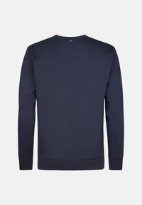 Námornícky crewneck sveter vyrobený z jemnej zmesi bavlny, s dlhými rukávmi, manžetami a lemom s rebrovaním, hladkou textúrou a minimalistickým designom.