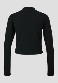 Crni crops top s dugim rukavima napravljen od teksturirane tkanine, s okruglim izrezom i pripijenim krojem bez vidljivih kopčanja ili uzoraka.