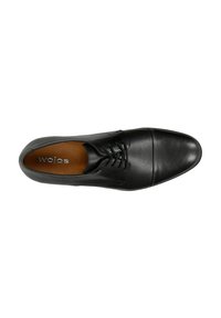 Scarpa da uomo in pelle nera con finitura liscia, punta tonda, chiusura con lacci e soletta interna marrone a contrasto.