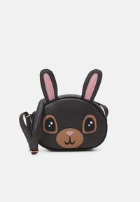 Zwart leren crossbody tas in de vorm van een konijnen gezicht, met roze oren, een bruine neus en grote witte ogen. Inclusief verstelbare schouderband.