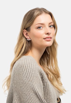 Perlenbesetzte Ohrringe mit einem silberfarbenen Grundmaterial; verfügen über eine glatte Textur und eine geschwungene Form, die Eleganz und ein dezentes Design unterstreichen.