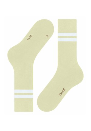 Hellgrüne Socken mit zwei weißen Streifen; aus einem glatten Material gefertigt, mit links- und rechts-Markierungen und mit der Marke "FALKE" versehen.