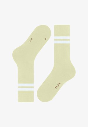 Hellgrüne Socken mit zwei weißen Streifen; aus einem glatten Material gefertigt, mit links- und rechts-Markierungen und mit der Marke "FALKE" versehen.