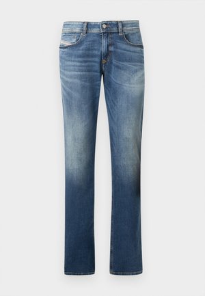 Jeans in denim blu con finitura sbiadita, design a gamba dritta, stile cinque tasche e dettagli di cucitura sottili. Chiusura classica con bottoni.