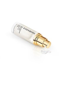 Klare Kunststoffpumpflasche mit goldenen Akzenten; das Etikett enthält "EISENBERG PARIS." Eine kleine Menge Gel wird aus der Düse abgegeben.