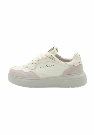 Biała i jasnoszara sneaker z gładką skórzaną cholewką, zamszowymi akcentami, grubą podeszwą i zaokrąglonym noskiem, z wiązanym sznurowaniem.
