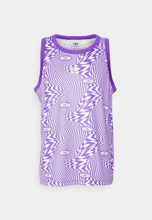 Paarse mouwloze tanktop met een golvend wit zigzagpatroon en kleine Adidas-logo's, gemaakt van zachte, lichte stof.