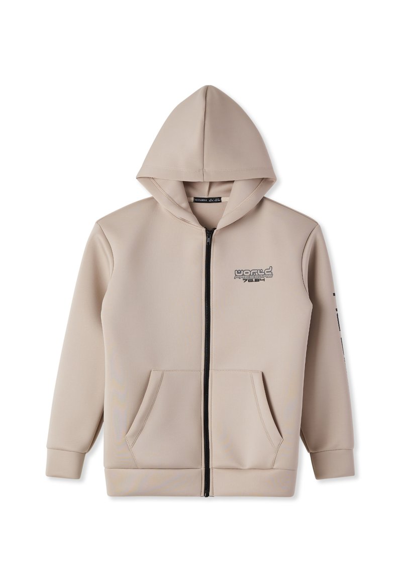 Felpa beige con zip e cappuccio, due tasche frontali e dettagli neri. Presenta un marchio ricamato sul petto e testo sul maniche sinistra.