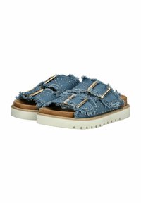 Sandali in denim con bordi sfrangiati e borchie dorate, dotati di due cinturini regolabili, una soletta imbottita e una suola in gomma bianca.