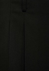 Černé kalhoty s hladkou strukturou, s rovný střih a jemným tonálním prošíváním podél švů. Čistý, minimalistický design.