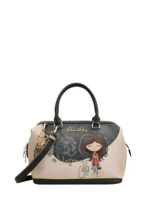 Borsa con manici neri e tracolla, con una bambina dei cartoni animati con gli occhi chiusi, capelli castani e un cane, con il logo "Anekke" sopra.