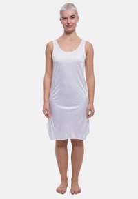 Abito bianco senza maniche realizzato in morbido tessuto leggero, caratterizzato da una vestibilità rilassata e una lunghezza fino al ginocchio. Stile minimalista senza motivi.