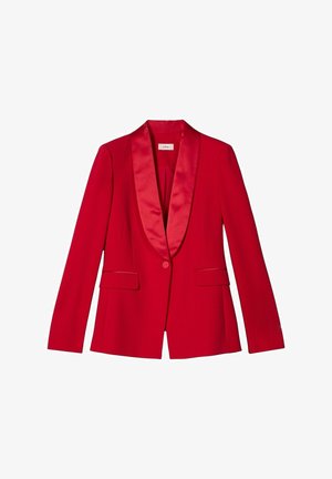 Czerwona marynarka wykonana z gładkiej tkaniny, z satynowym kołnierzem typu szal, zapinana na jeden guzik, z dwoma przednimi kieszeniami. Krój dopasowany z długimi rękawami.