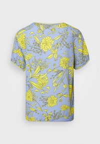 Chemise bleu clair à manches courtes avec un imprimé floral jaune vif composé de différentes feuilles et grappes de fleurs dans le dos.