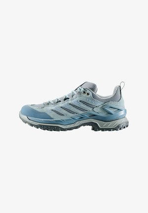 Leichte Wanderschuhe aus hellblauem und grauem Mesh, mit einer strukturierten Gummisohle, verstärktem Zehenbereich, mehreren Belüftungsöffnungen und Schnürsenkeln.