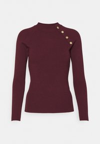 Maglione bordeaux a coste con collo alto, maniche lunghe e quattro bottoni dorati sulla spalla sinistra per un tocco in più.