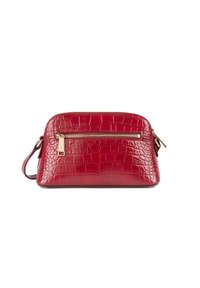 Borsa rossa con motivo a coccodrillo, dotata di un esterno strutturato e testurizzato, con una zip dorata frontale e una tracolla rimovibile. Design compatto e strutturato.