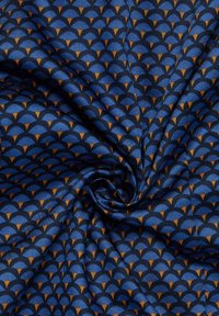 Tessuto con sfondo blu navy e un motivo ripetuto di semicerchi blu chiaro e arancioni, texture liscia.