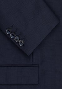 Morska niebieska marynarka garniturowa z wykończeniem w kratę. Posiada pięć ciemnych guzików oraz subtelny teksturę. Zawiera detal kieszeni.