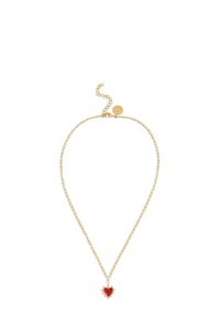 Collar de cadena de oro que presenta un colgante en forma de corazón rojo con un contorno texturizado y un cierre de langosta. Longitud ajustable con cadena extensora.