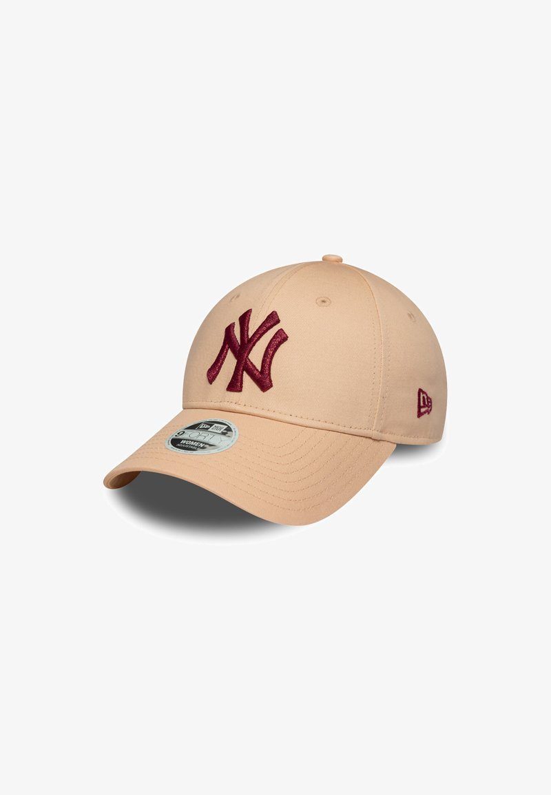 Beige Baseballmütze mit runder Krone, gebogenem Schirm und maroonfarbenem gesticktem "NY"-Logo. Verfügt über ein Größenlabel auf dem Schirm. Glatte Stofftextur.