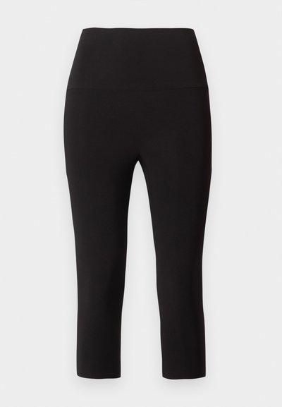 Μαύροι κολάν cropped με ψηλή μέση και φαρδύ λάστιχο στη μέση, απλωμένοι επίπεδα πάνω σε λευκό φόντο.