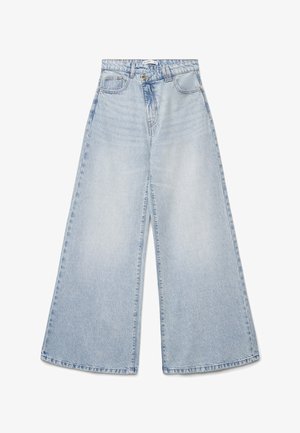 Jeans denim azzurri a gamba larga con vita alta, passanti per cintura, tasche frontali e chiusura con bottoni.