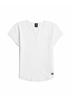 Prosty biały t-shirt z krótkim rękawem i okrągłym dekoltem oraz małą czarną metką marki na dole z przodu na białym tle.