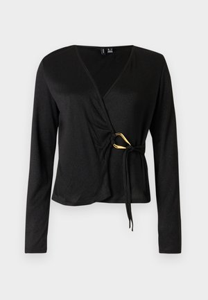 Top preto de manga longa em estilo envolvente com decote em V, feito de tecido suave. Apresenta um detalhe dourado na cintura com um laço.