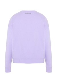 Sudadera morada de manga larga con cuello redondo y textura acanalada. Presenta un logo en la parte posterior y puños ajustados. Diseño sencillo y casual.